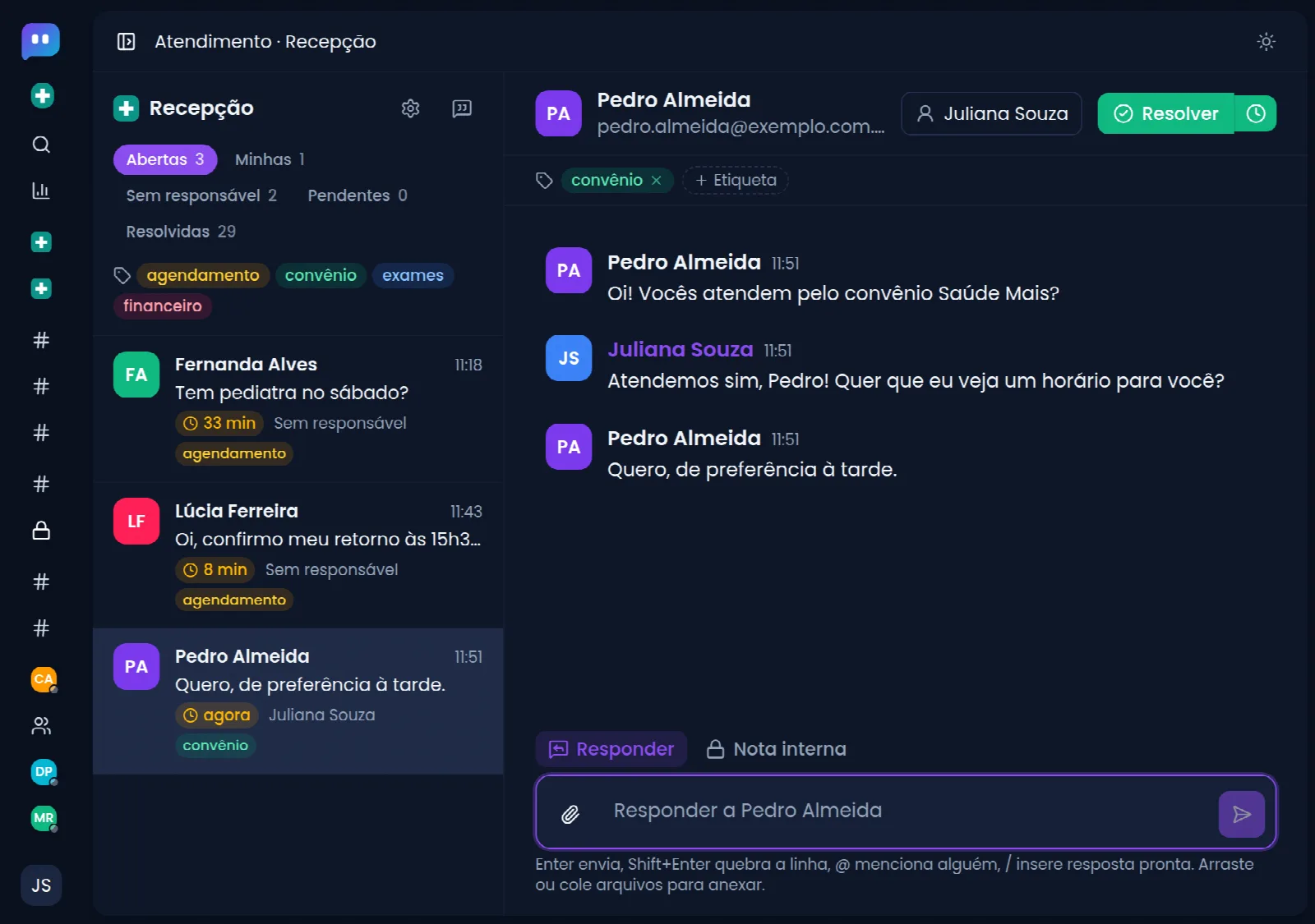 Fila de atendimento no tema escuro: conversas com etiquetas e tempo de espera, e a conversa do paciente com a atendente responsável