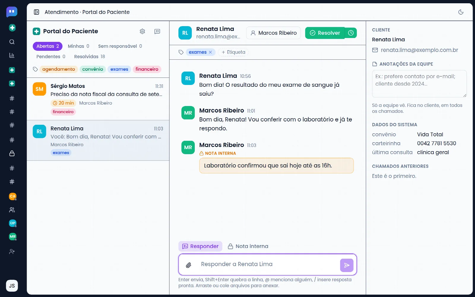 Conversa do Portal do Paciente: a atendente responde, deixa uma nota interna, e ao lado aparecem o convênio e a carteirinha da paciente